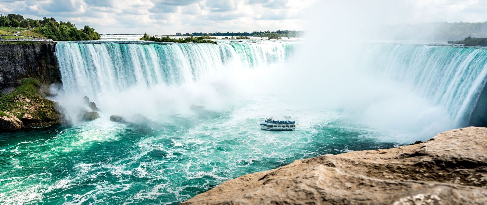 De Horseshoe Falls met een rondvaartboot