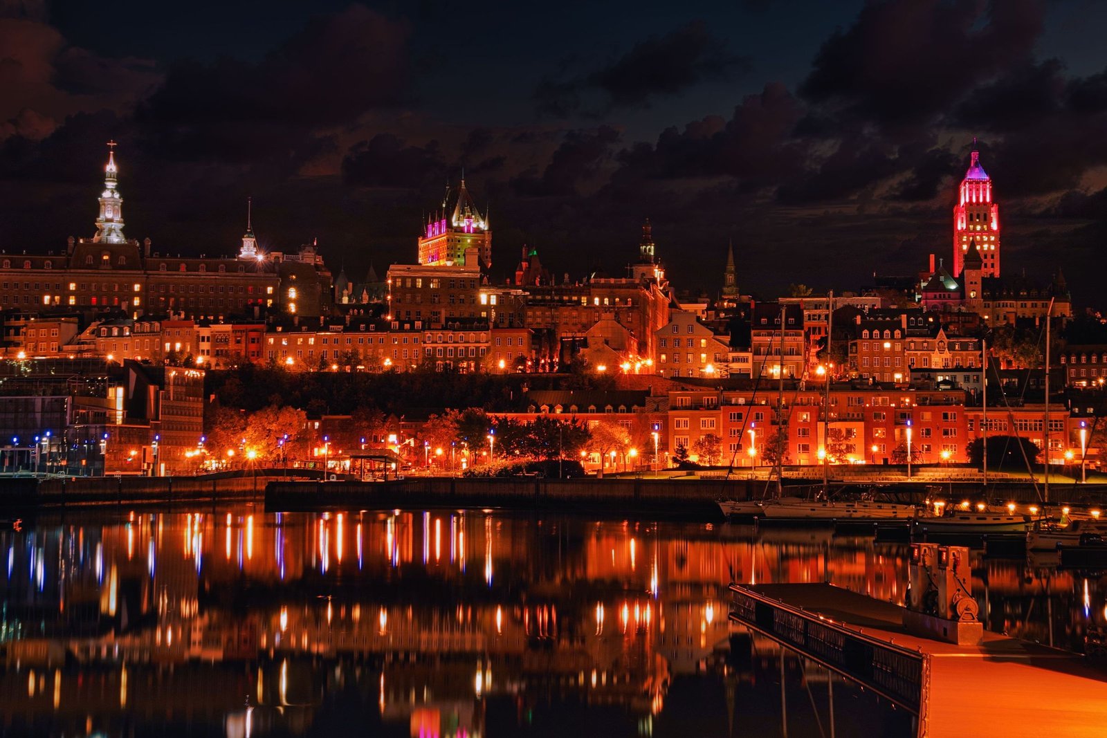 Québec bij nacht vanaf de rivier