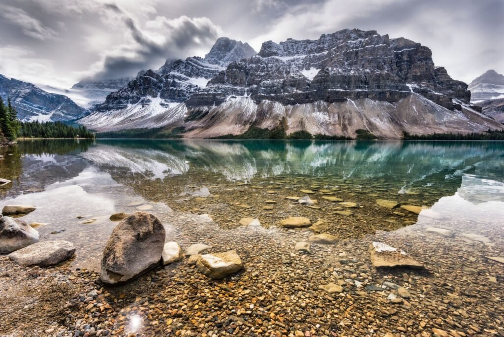Bergmeer met weerspiegeling in de Rockies