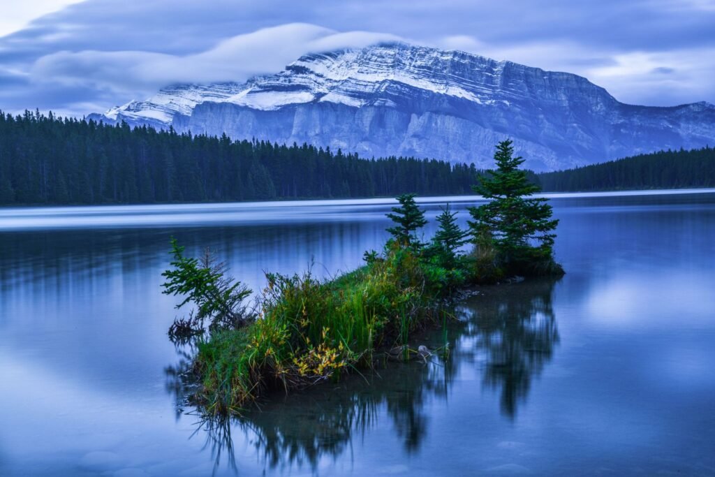 Meer in Banff in de schemering