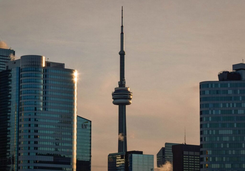 De CN Tower tussen de torens van Toronto