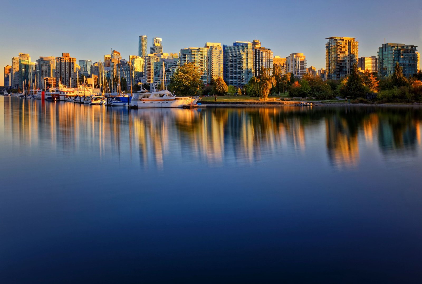 Skyline van Vancouver weerspiegeld in het water