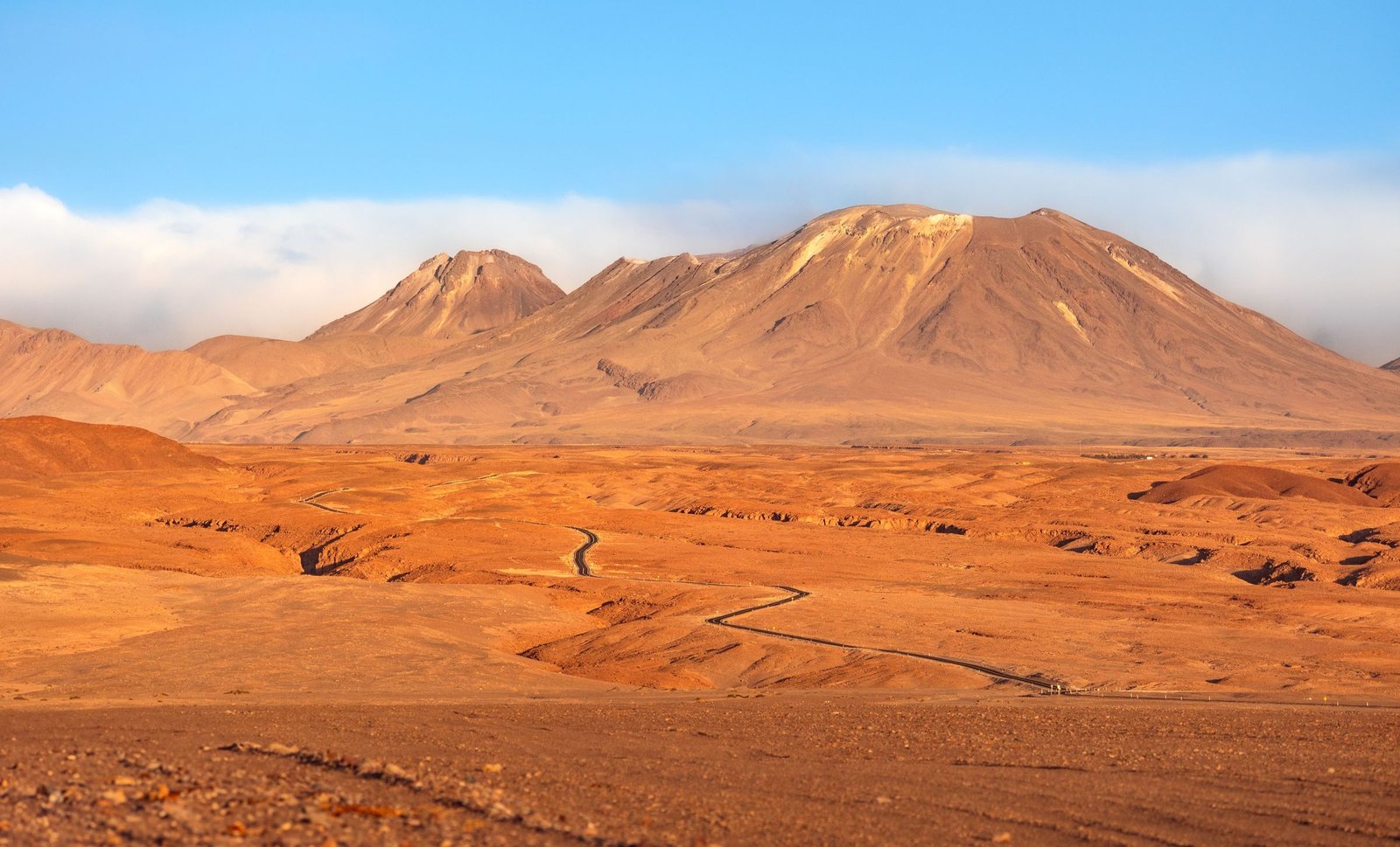 Vulkanen boven de Atacama-woestijn