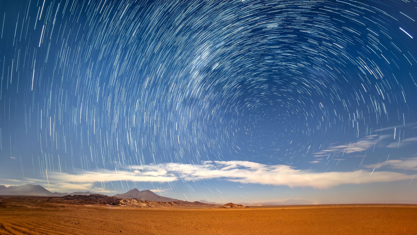 Sterrensporen boven de Atacama-woestijn