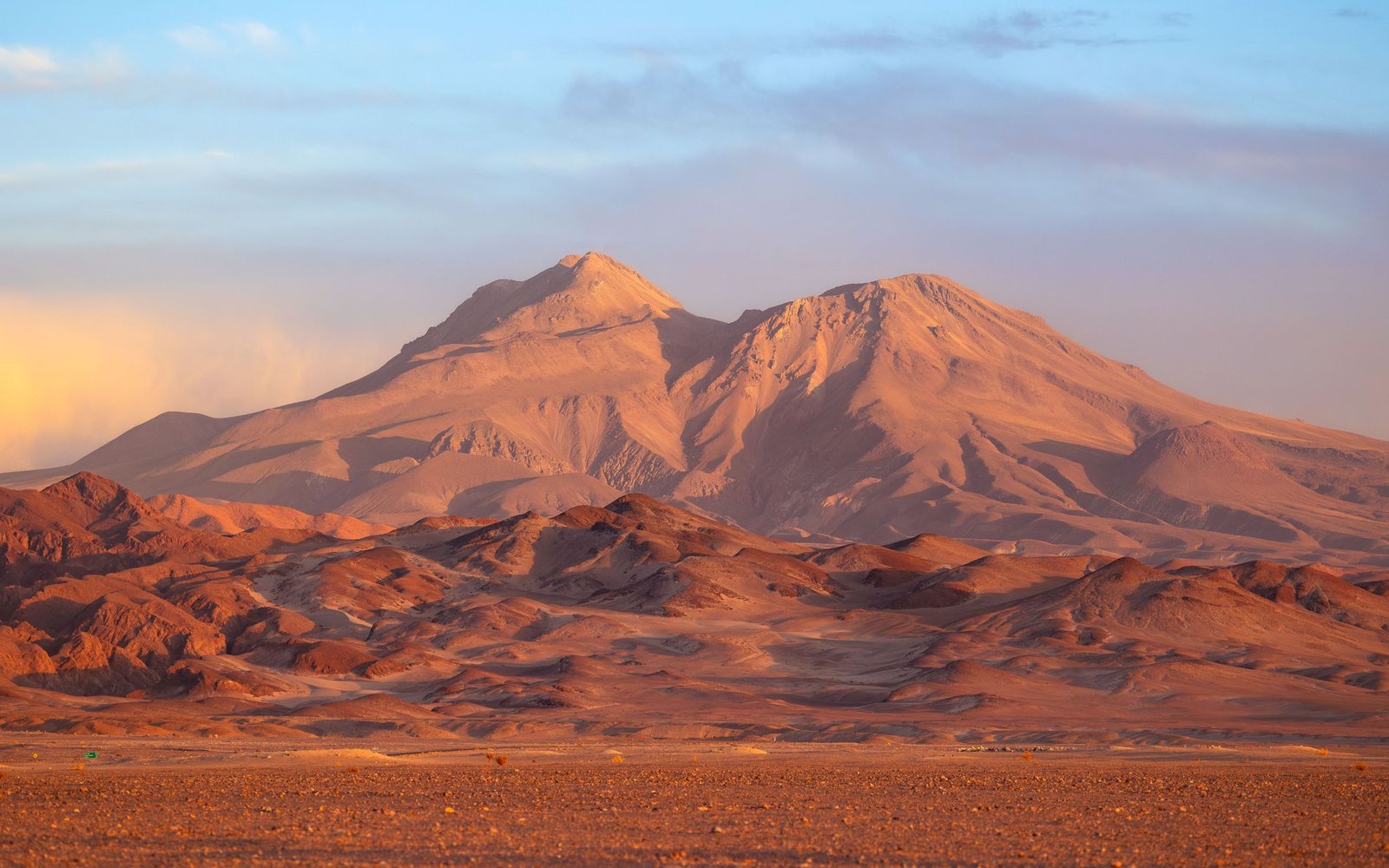 Rode vulkanen in de Atacama-woestijn bij zonsondergang