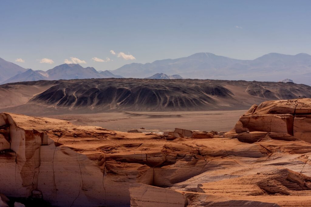 Kloof en vlaktes in de Atacama-woestijn