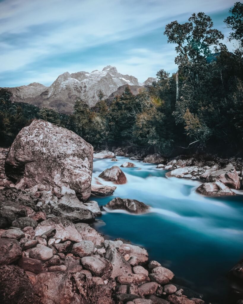 Rivier door een rotsig berglandschap bij Puyuhuapi