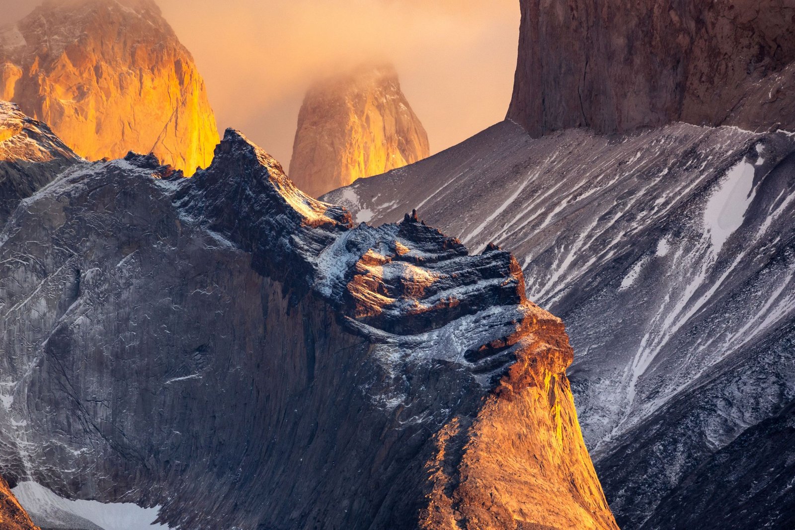 De pieken van Torres del Paine in het eerste zonlicht