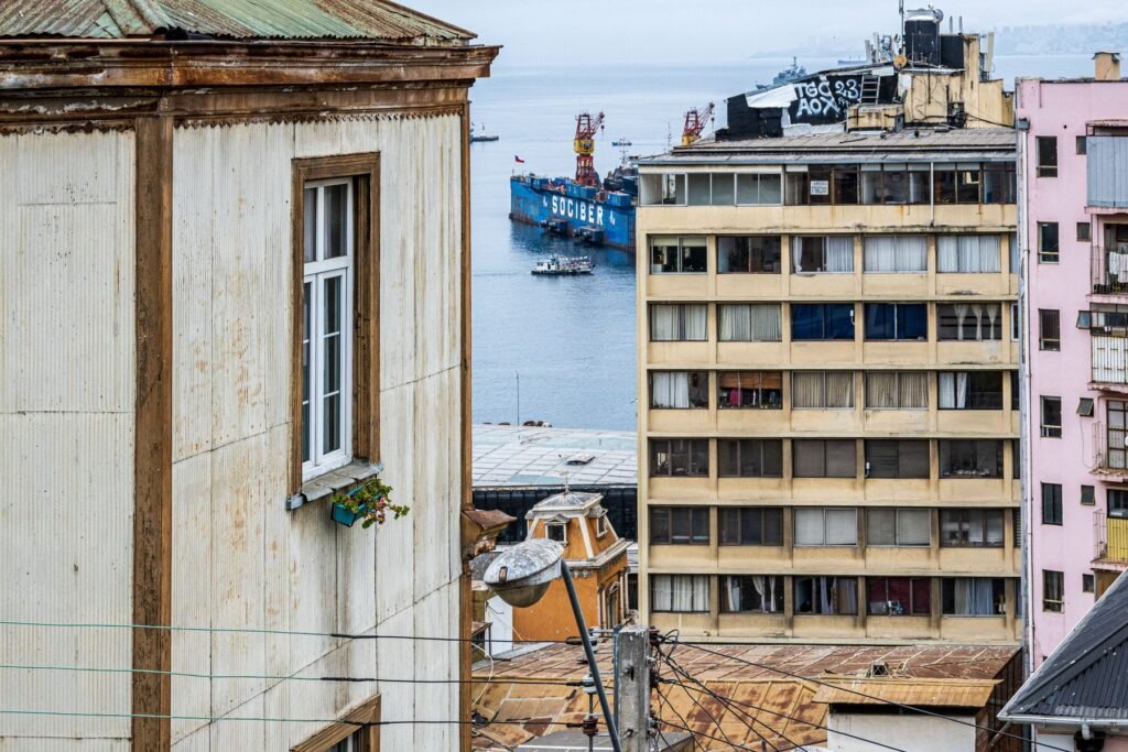 Huizen en de haven van Valparaíso