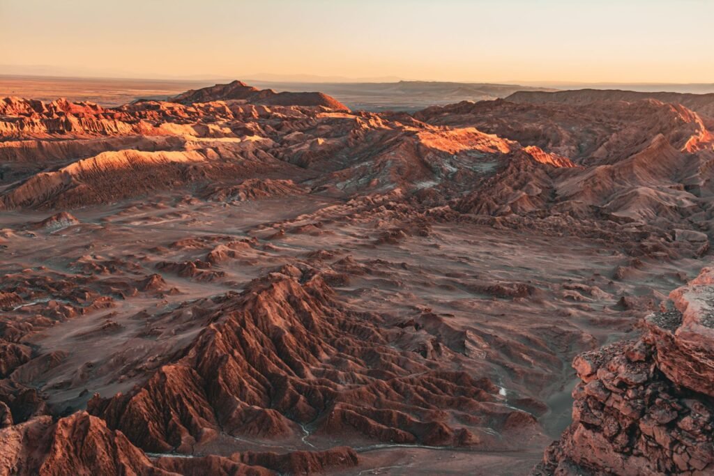 Droog, geërodeerd landschap in de Atacama-woestijn van bovenaf