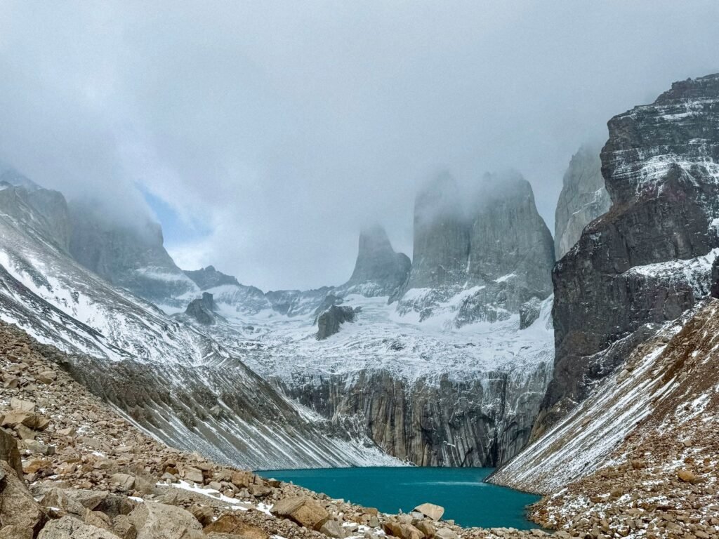 Besneeuwde pieken en het turquoise meer bij de Torres del Paine