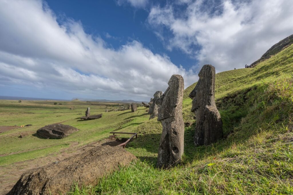 Moai in het gras van Rano Raraku