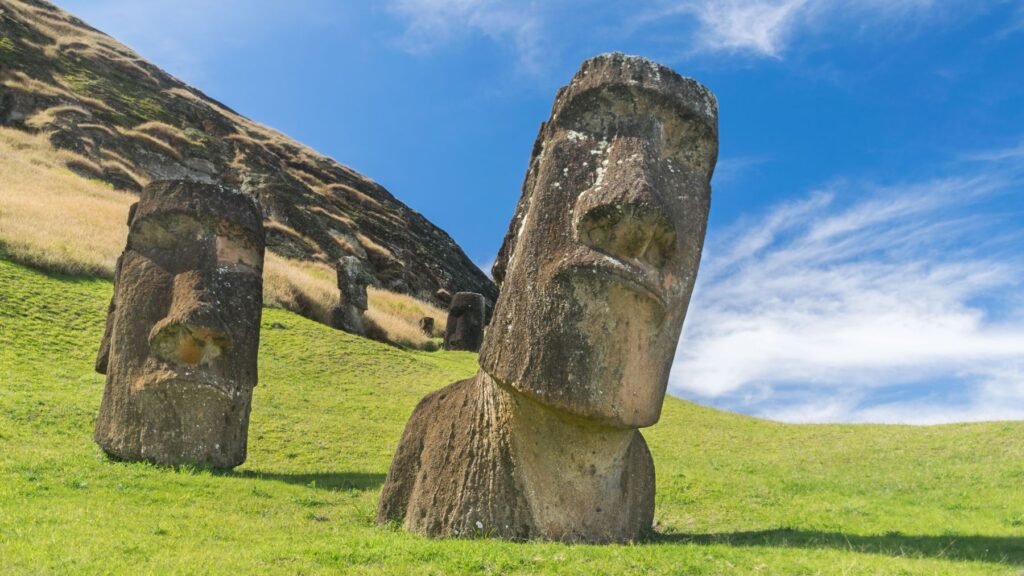 Twee moai-hoofden op de helling van Rano Raraku
