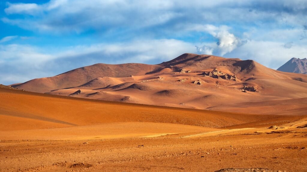 Rode heuvels en zandvlaktes in de Atacama-woestijn