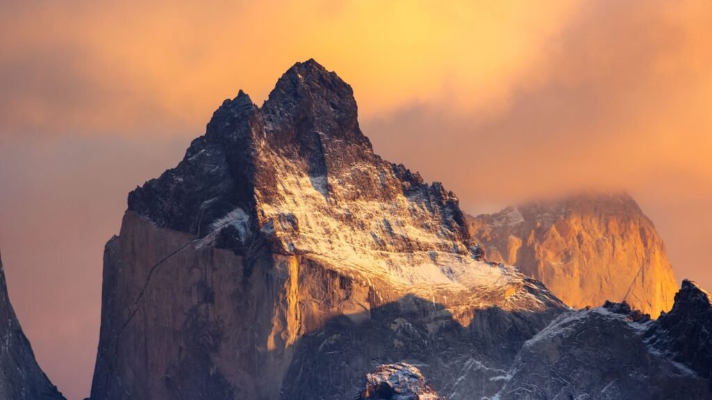 De pieken van Torres del Paine bij zonsopkomst