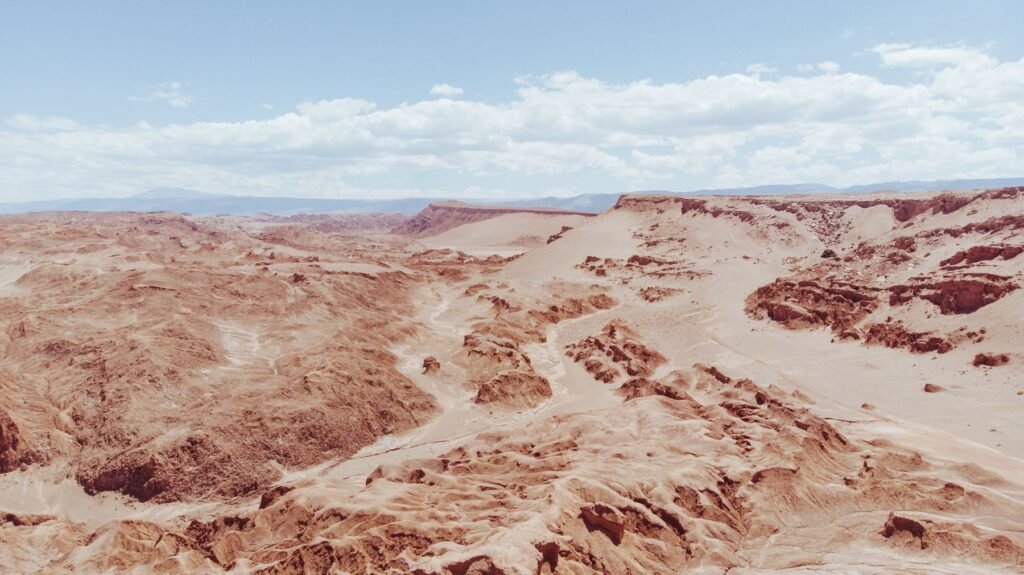 Zoutkorsten en zand in de Atacama bij San Pedro