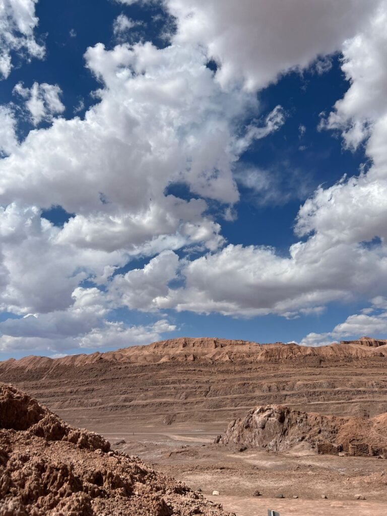 Rotswand onder stapelwolken in de Atacama