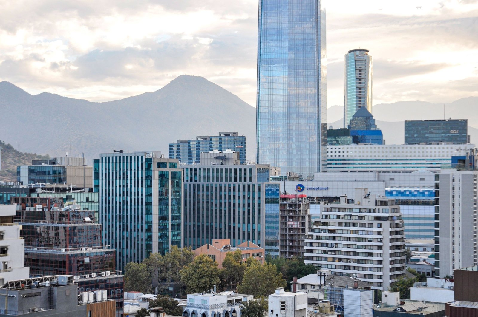 Skyline van Santiago met de Gran Torre en de Andes