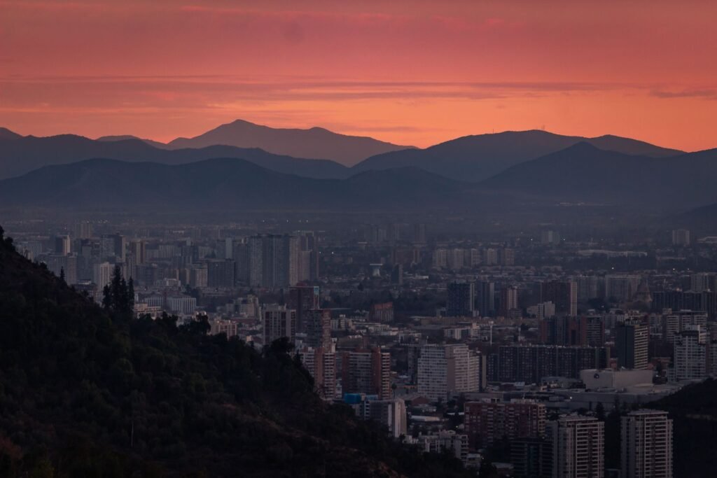 Santiago bij zonsondergang gezien vanaf een heuvel