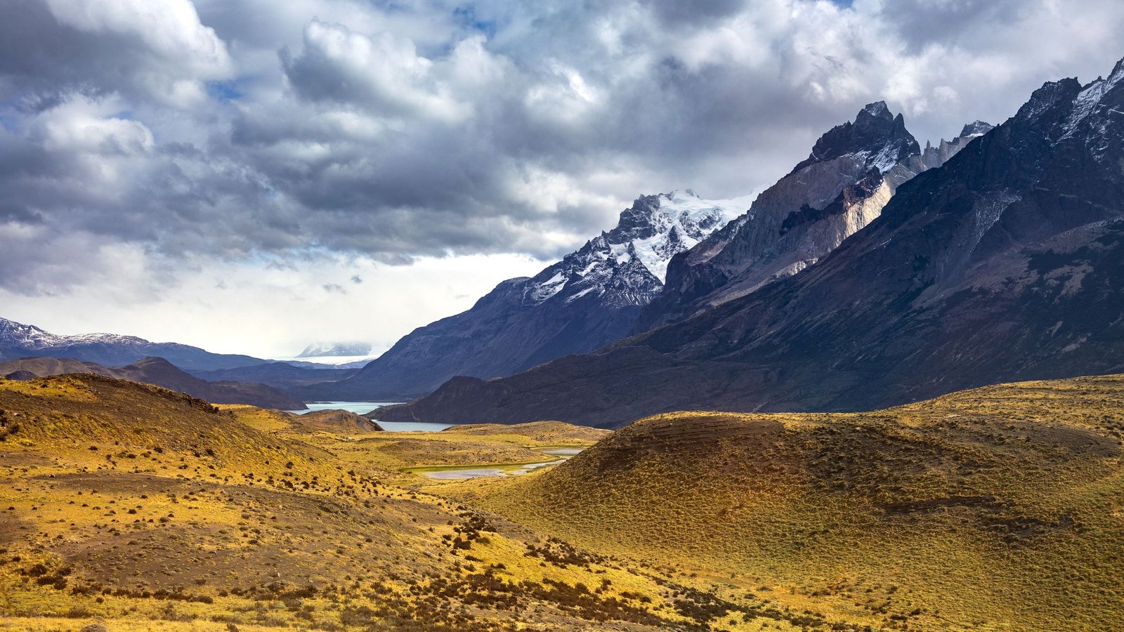 Torres del Paine onder een dramatische lucht