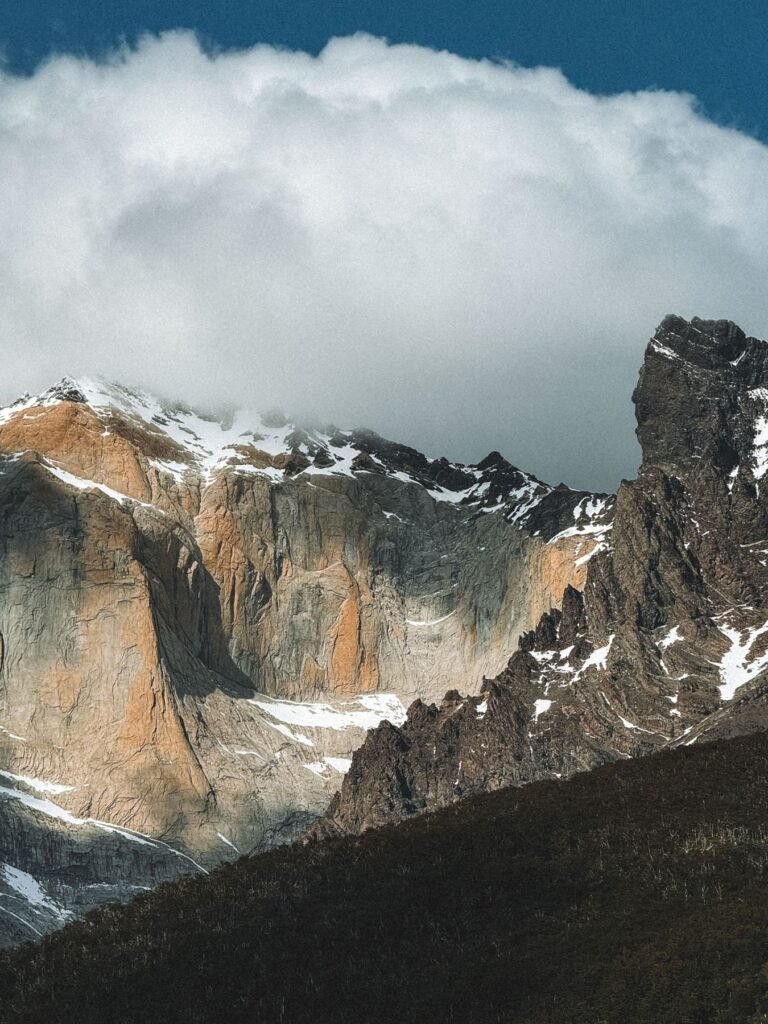 Bergwand met wolken in het zuiden van Chili