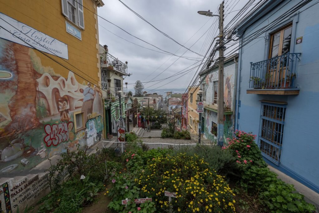 Straatkunst in een steegje van Valparaíso