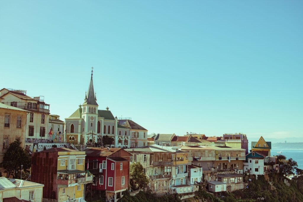 Kerktoren boven de huizen van Valparaíso
