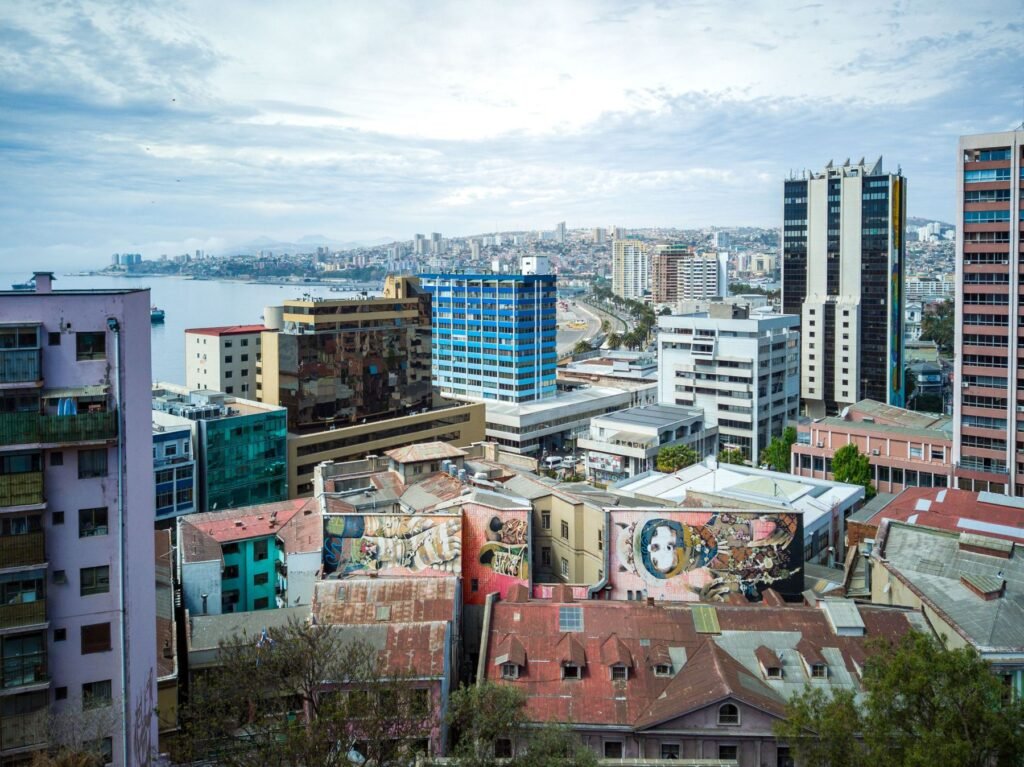 Stadsgezicht van Valparaíso met muurschilderingen