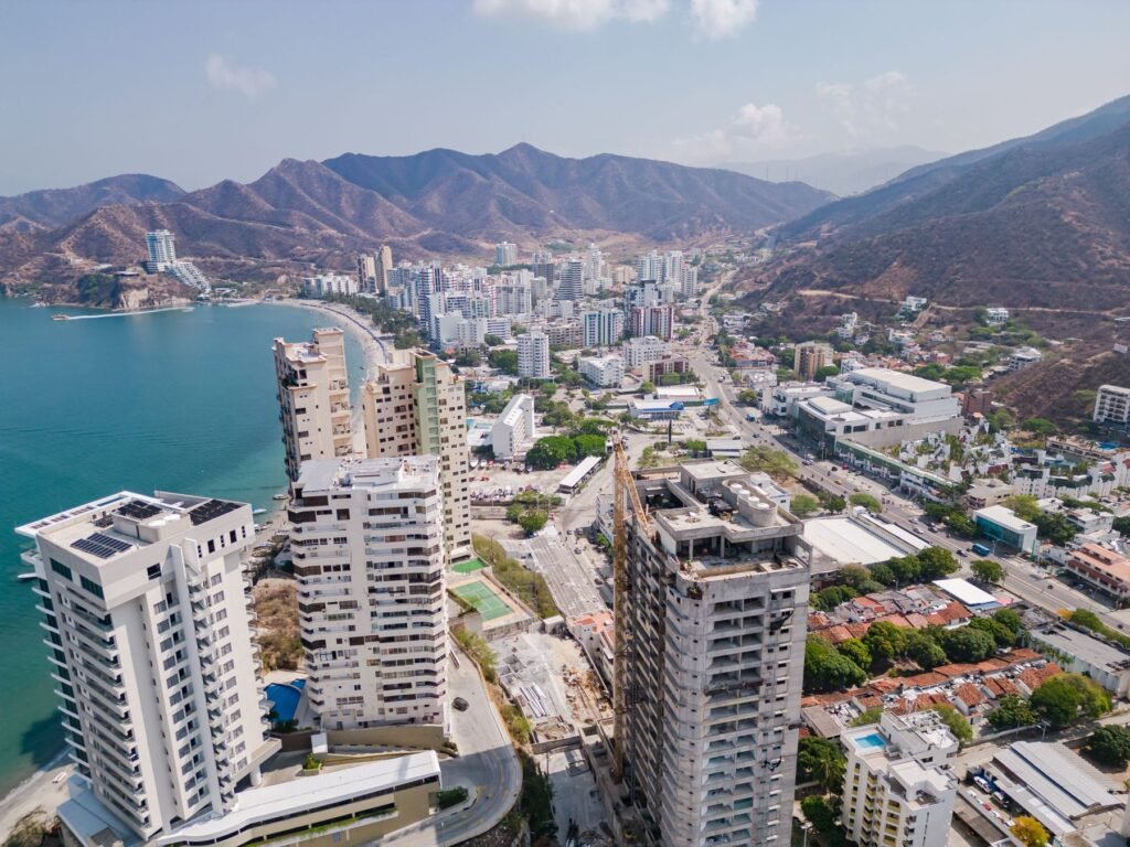 De Metrocable van Medellín boven de huizen op de berghelling