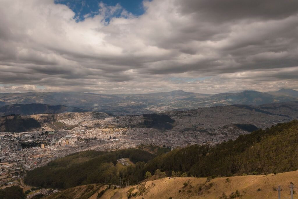 Koloniaal pleintje met kerk in de wijk Usaquén in het noorden van Bogotá