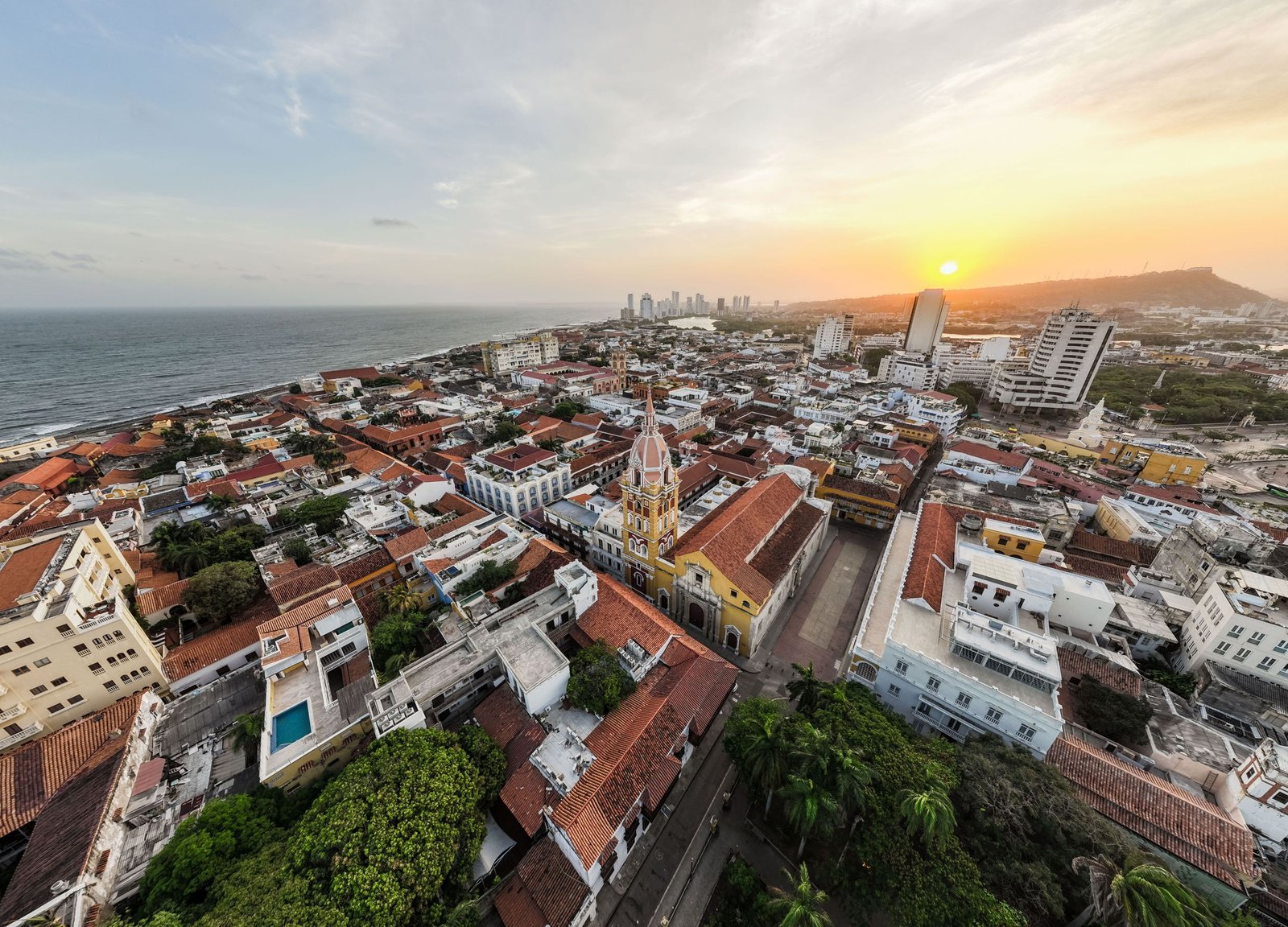 Luchtfoto van de oude stad van Cartagena bij zonsondergang