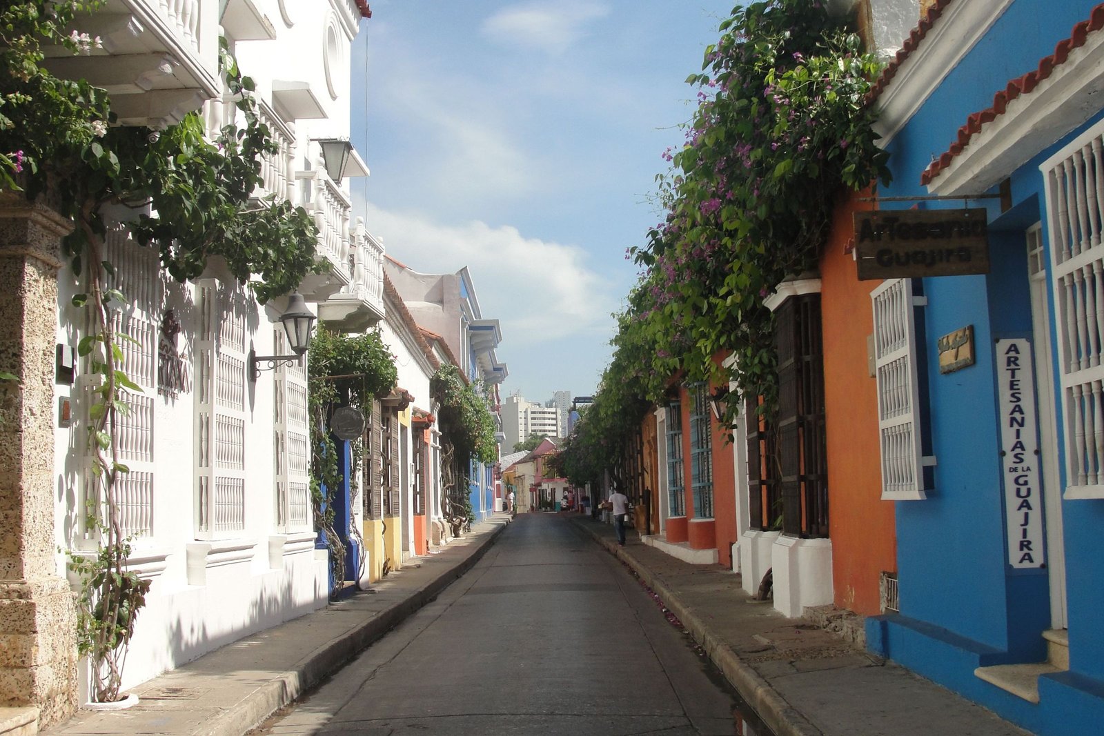 Kleurrijke straat in de oude stad van Cartagena