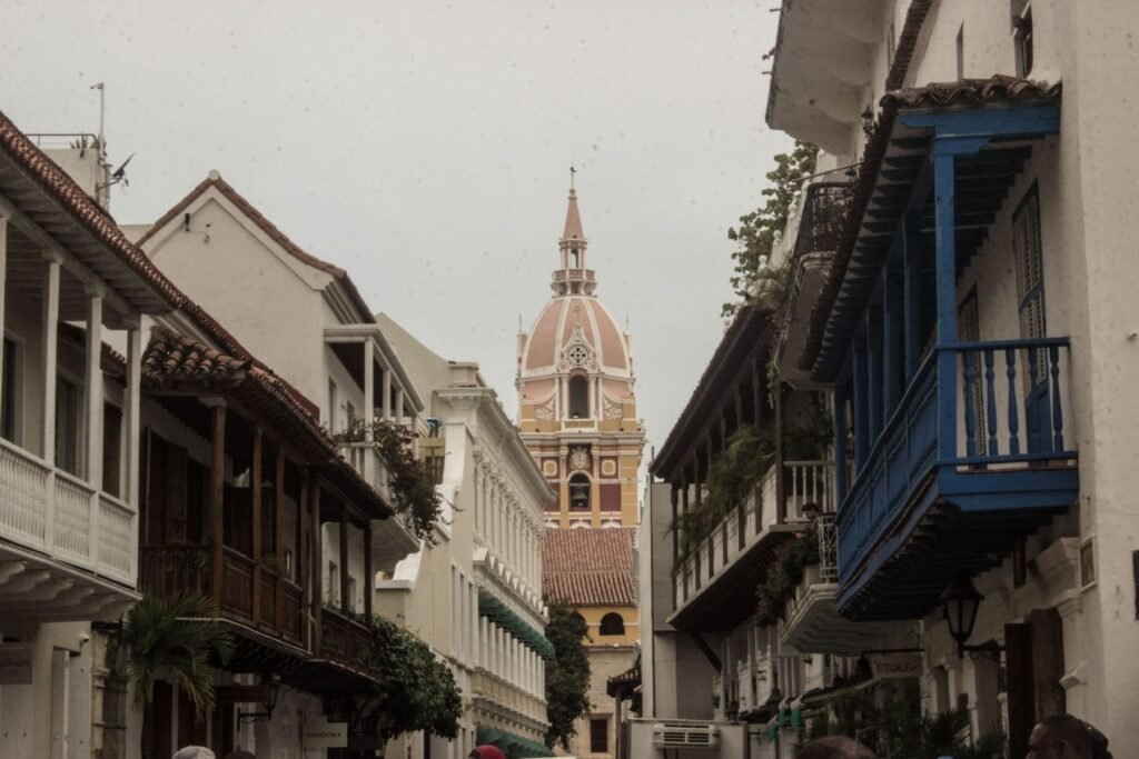 De klokkentoren Torre del Reloj bij de hoofdingang van het ommuurde centrum van Cartagena