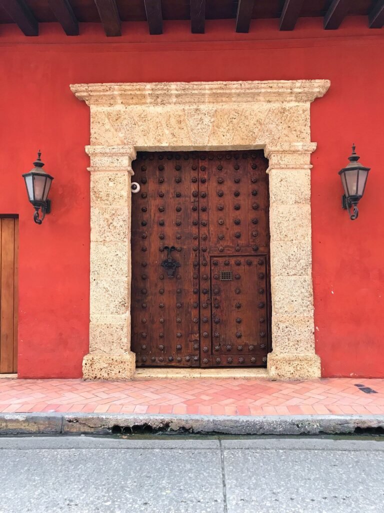Straat in Getsemaní met vlaggetjes en muurschilderingen
