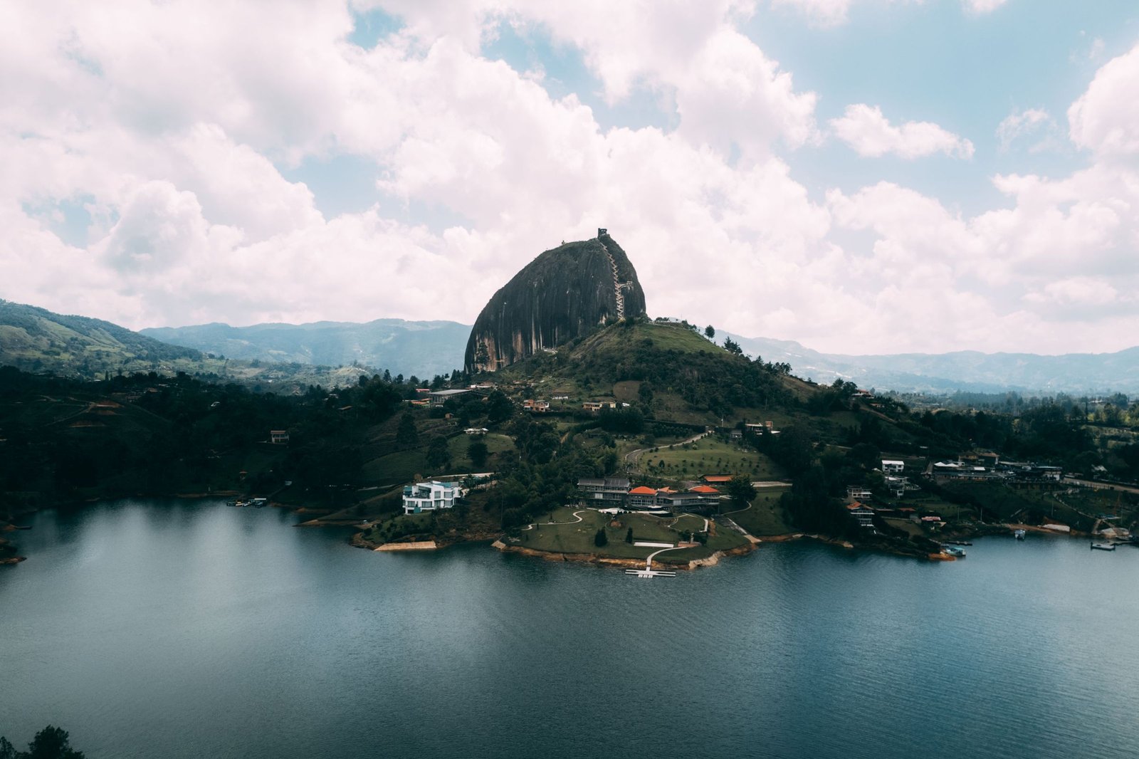 El Peñol boven het meer van Guatapé