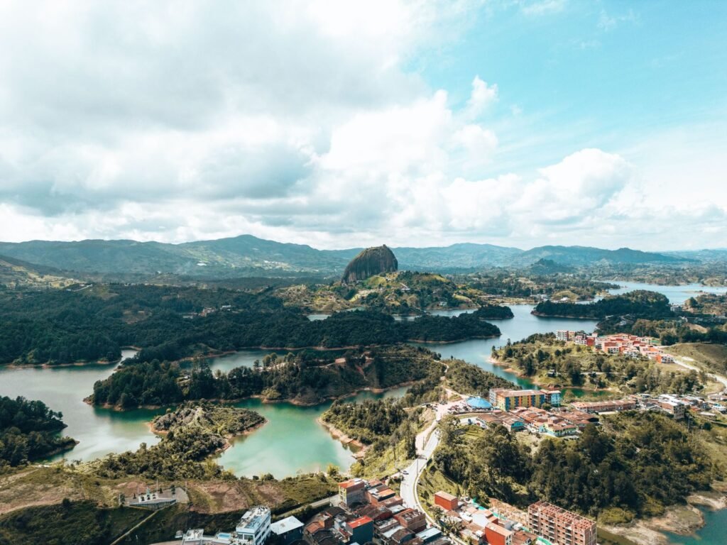 Groene heuvels en water in de omgeving van Guatapé in Antioquia