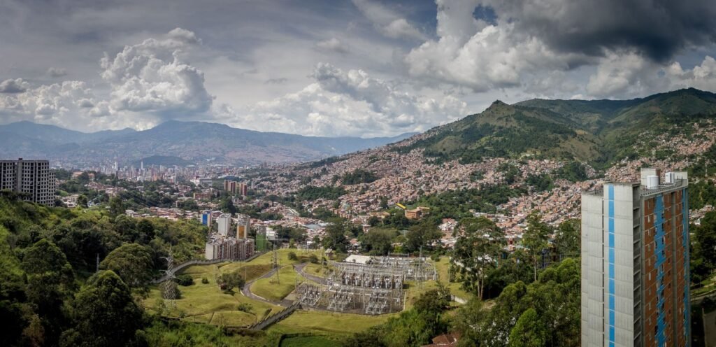 Een bergweg door de groene Andes in Colombia