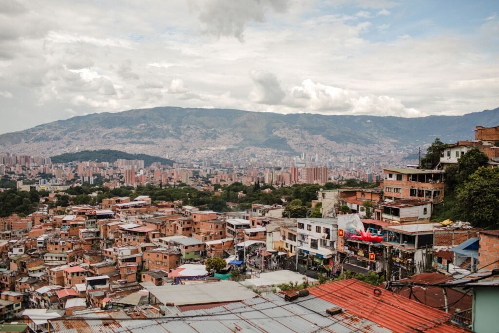 Muurschilderingen en trappen langs de helling van Comuna 13 in Medellín