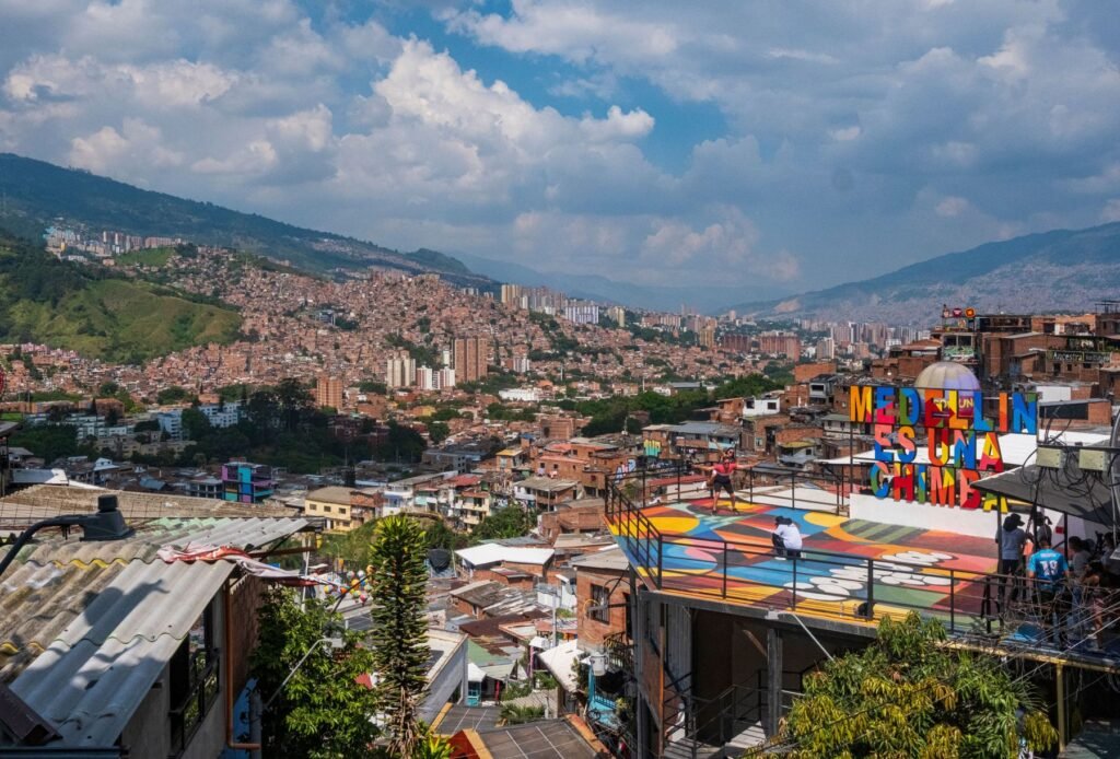 Kabelbaan van de Metrocable boven de heuvelwijken van Medellín