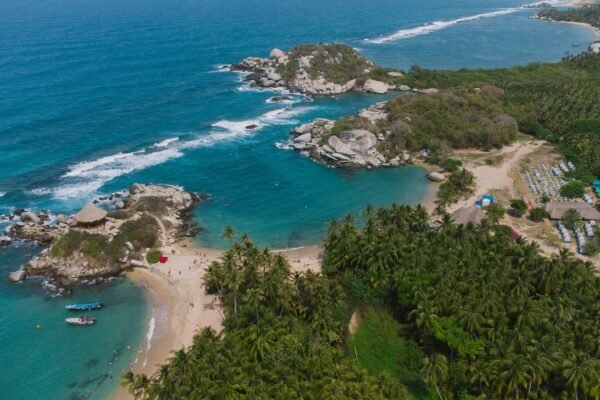 Luchtfoto van de kust van Tayrona