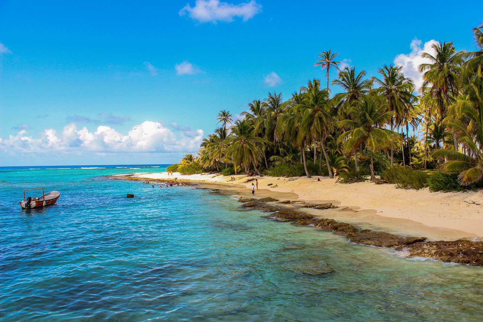 Palmstrand en turquoise water op San Andrés