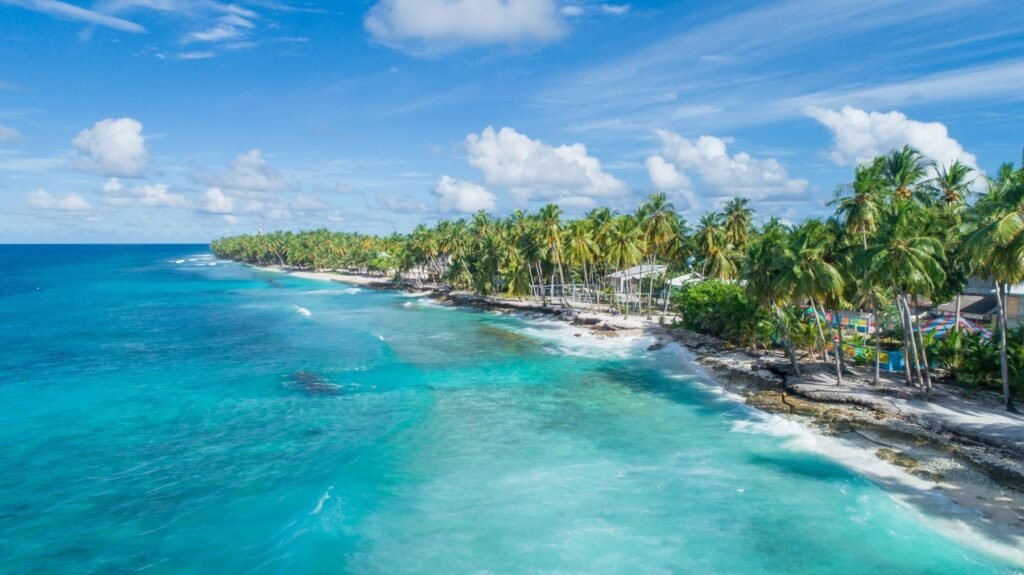 Koraalrif met tropische vissen in het heldere water rond San Andrés
