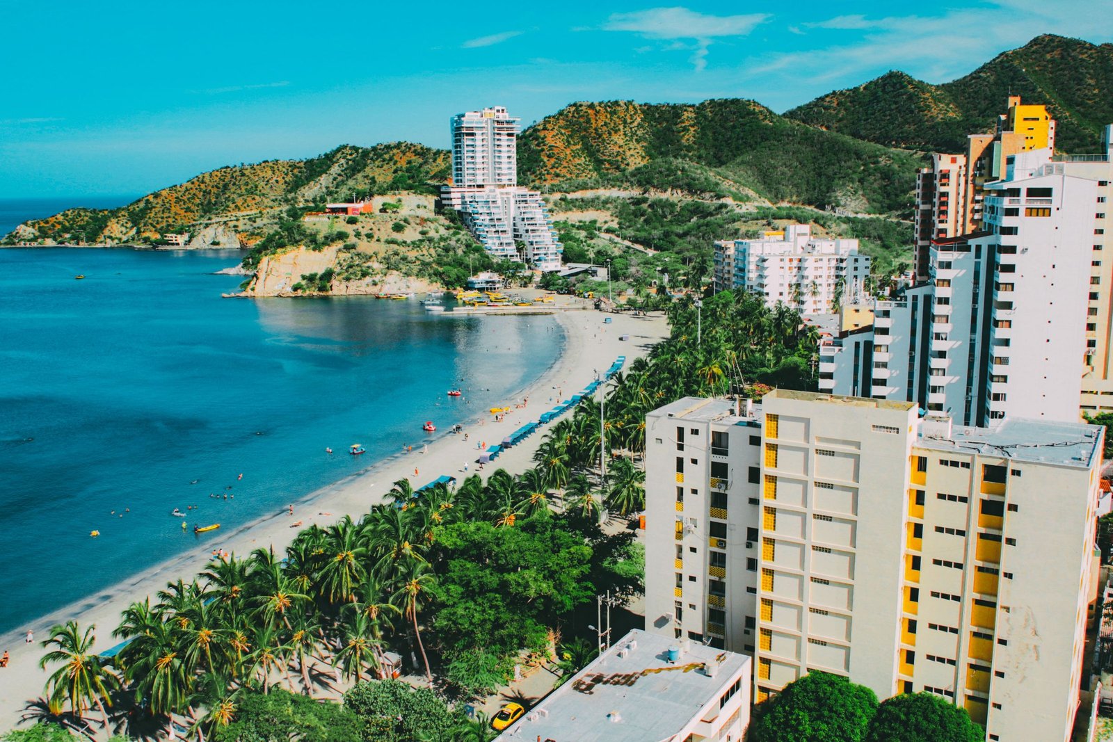 Luchtfoto van de kust bij Santa Marta