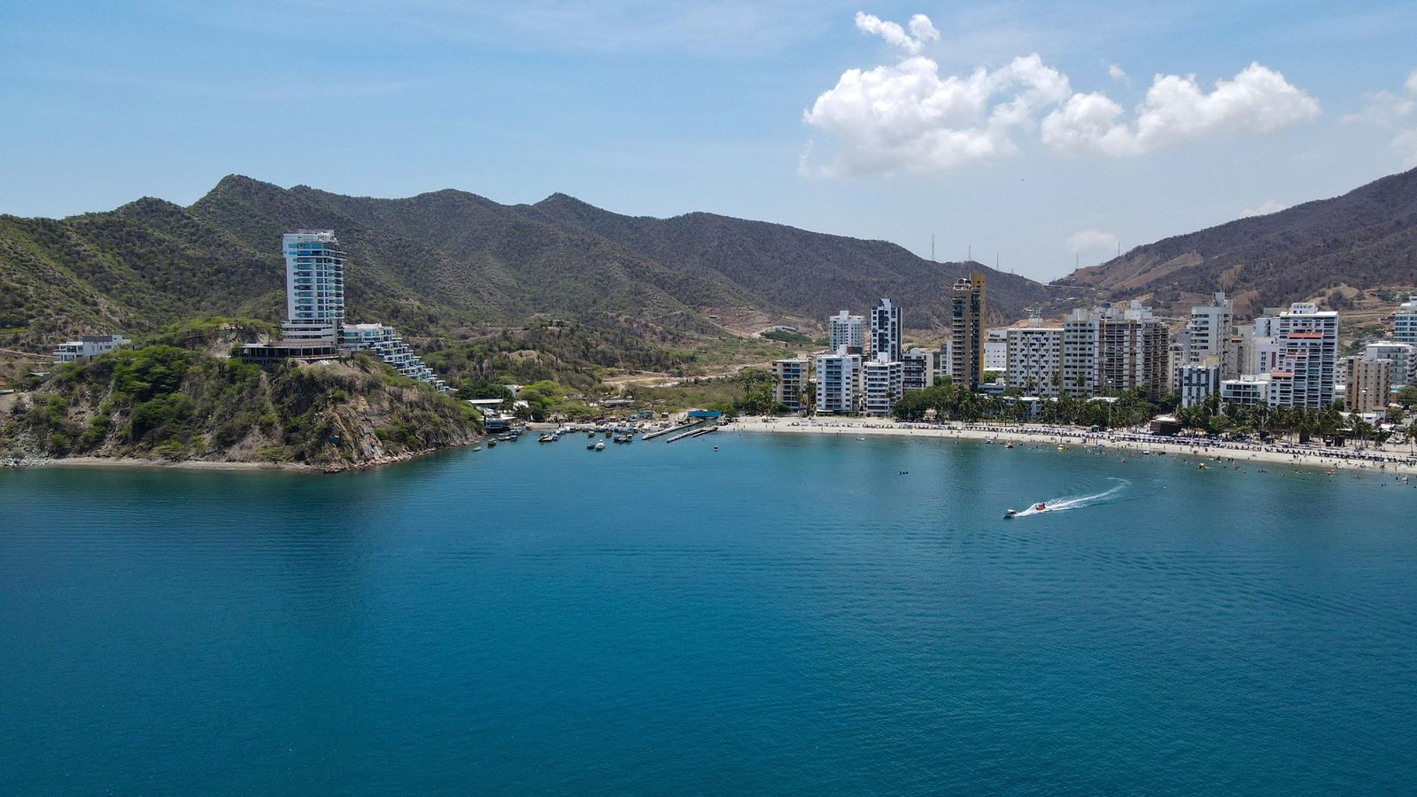 De baai van Santa Marta met de bergen erachter