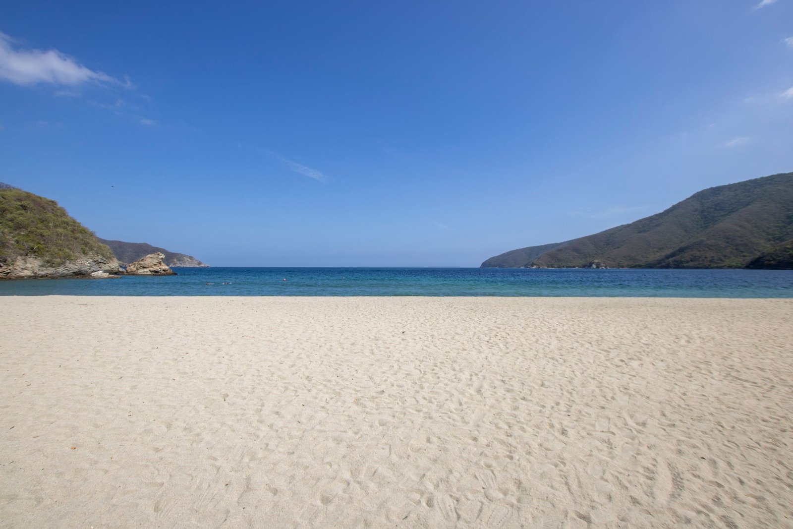 Breed strand met bergen in Tayrona