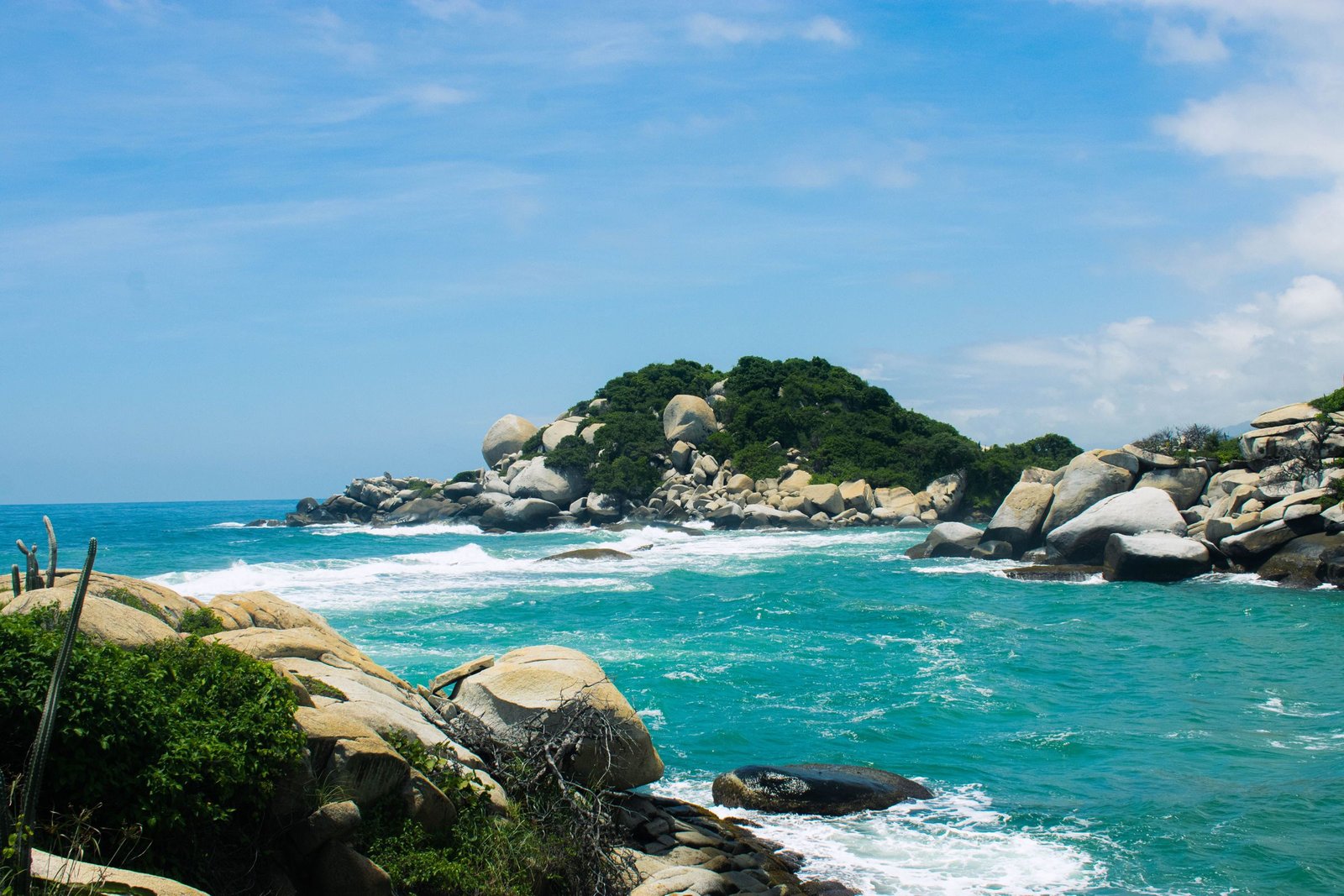 Rotsen en turquoise zee in Tayrona National Park