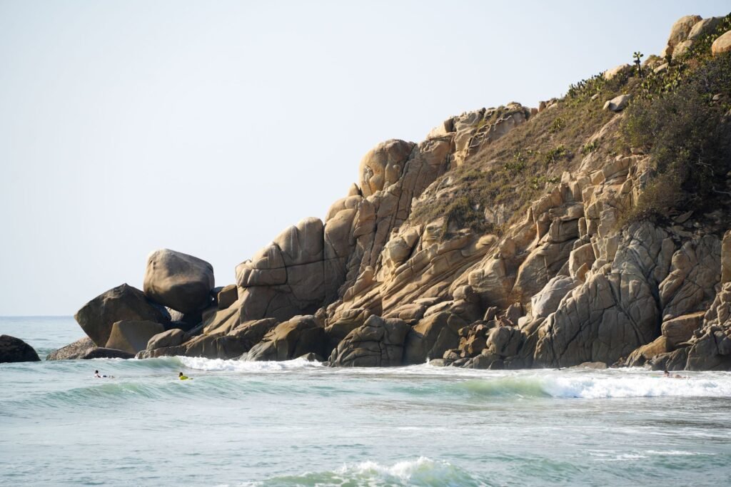 Beboste bergen van de Sierra Nevada die bij Tayrona tot aan de Caribische Zee lopen