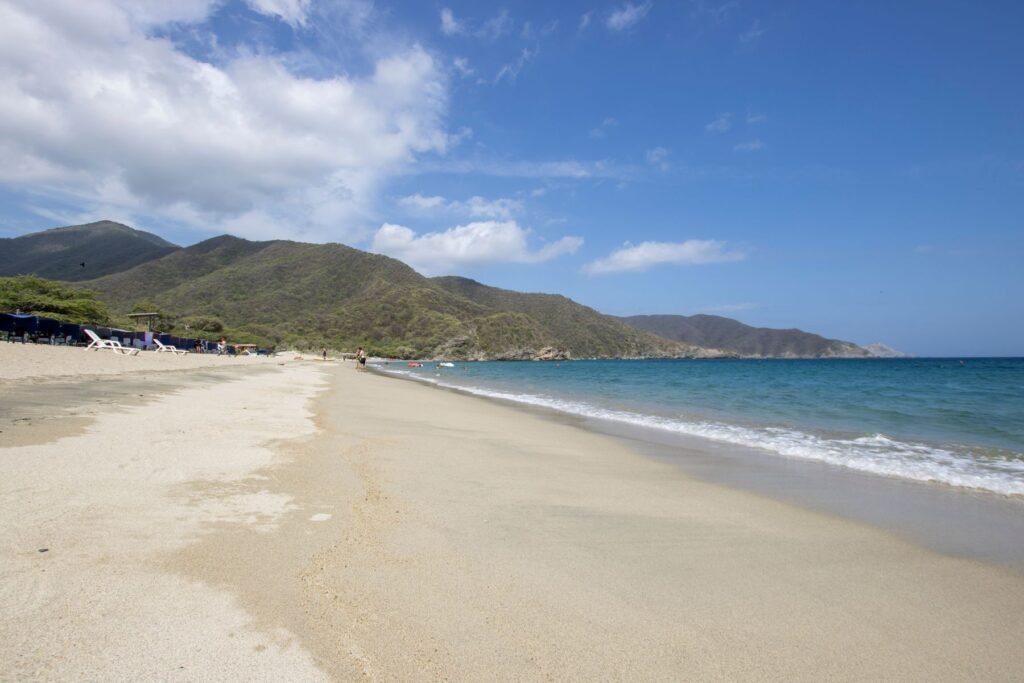 De baai van Cabo San Juan met palmen en een rotspunt in zee