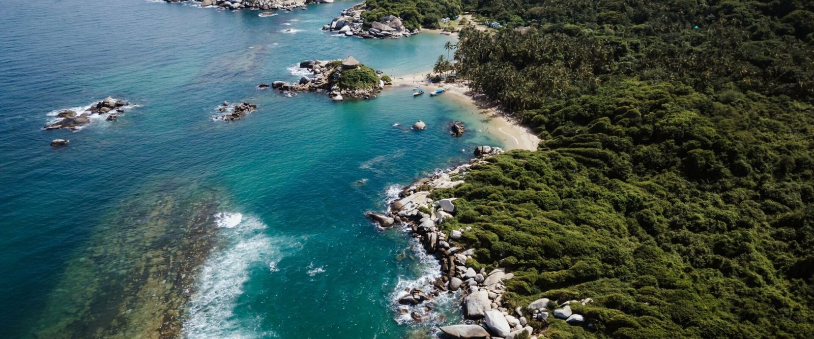 Luchtfoto van de rotskust van Tayrona