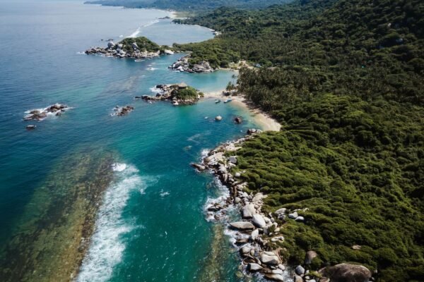 Luchtfoto van de rotskust van Tayrona